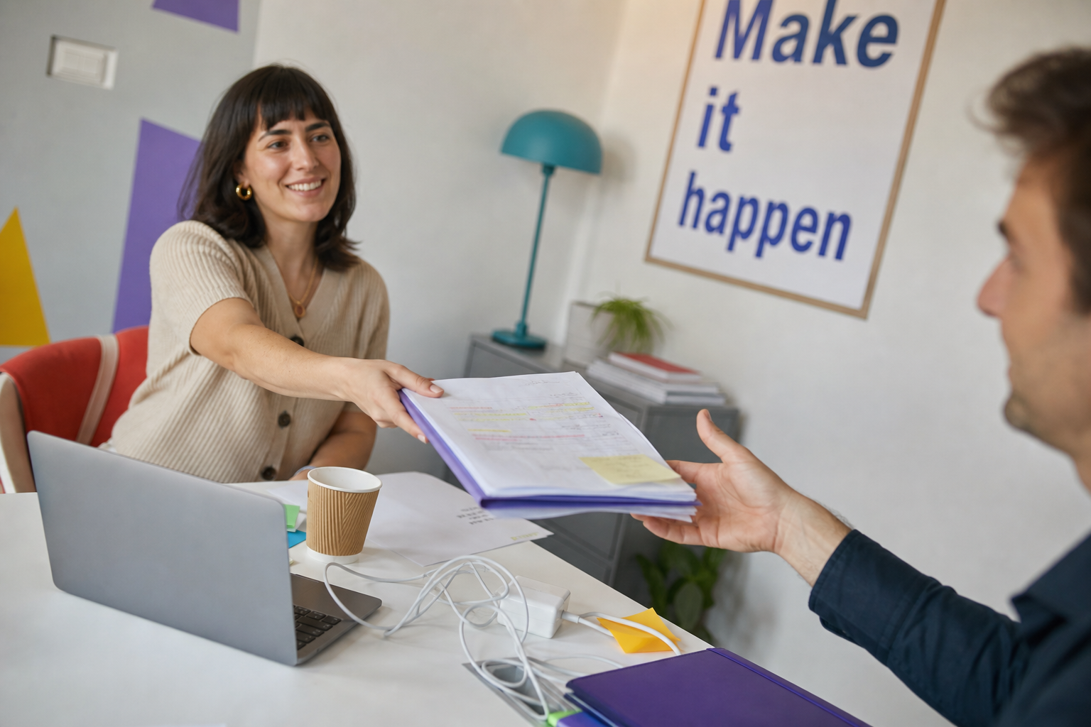 Vrouw aan bureau geeft een map met documenten aan een collega in een modern kantoor.